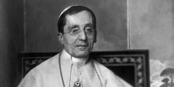 Benedictus_XV,_by_Nicola_Perscheid,_1915_(retouched)