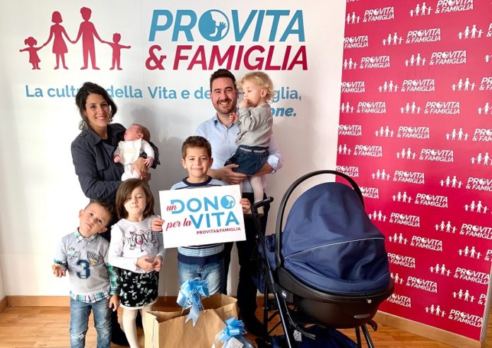 Una delle famiglie beneficiarie del "Dono per la vita" (foto: Pro Vita & Famiglia)