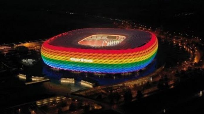 Stadio Allianz Arena di Monaco di Baviera illuminato d'arcobaleno