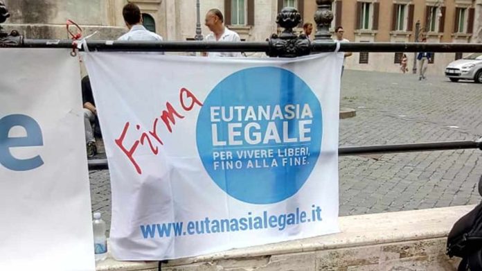 Striscione eutanasia legale