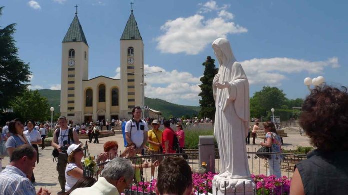 Medjugorje parrocchia San Giacomo statua Madonna