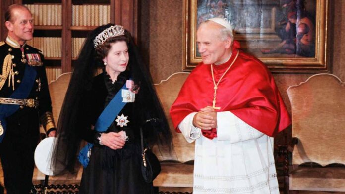 Lo storico incontro tra la regina Elisabetta II e papa Giovanni Paolo II (Vaticano, 1980)