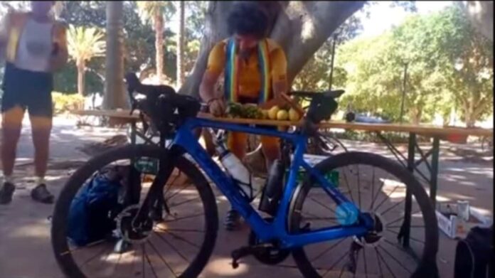 Don Fabio Corazzina celebra messa in tenuta da ciclista