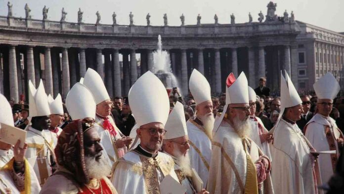 Vescovi in piazza San Pietro all'inaugurazione del Concilio Vaticano II