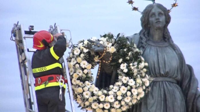 Vigili del Fuoco portano omaggio floreale alla statua dell'Immacolata in Piazza di Spagna