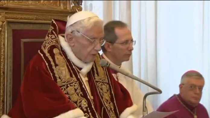 Benedetto XVI al momento della rinuncia al pontificato (11 febbraio 2013)
