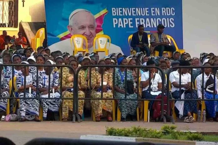 Papa Francesco in Africa suore striscione di benvenuto